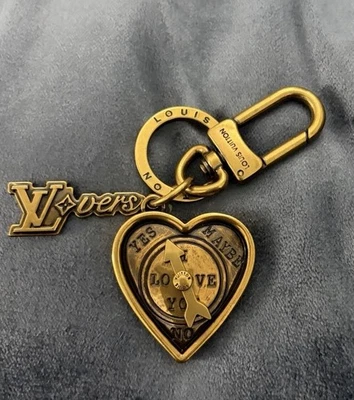 Louis Vuitton LV Antiguo Bronce Corazón Spinner BOLSO ENCANTO LLAVERO. AUTÉNTICO USADO EN EXCELENTE ESTADO. Foto 1 de 4