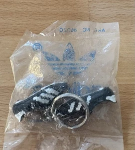 adidas Miniatur Fußball Schuhe 70er Schlüsselanhänger Vintage ca 5cm in Orig.pkg - Bild 1 von 5