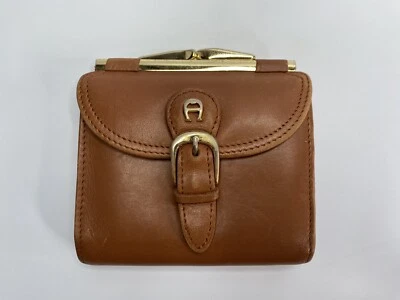 Cartera monedero Etienne Aigner de cuero marrón plegable con cierre de beso de latón Foto 1 de 4