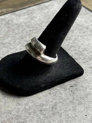 UNO De 50 Crossed Legs Silver Ring Tubular Shaped Size 7 - Image 1 of 4