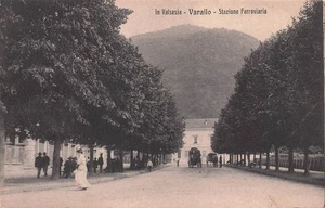 05223) CARTOLINA VARALLO VIALE STAZIONE FERROVIARIA ANIMATA VERCELLI - Picture 1 of 2