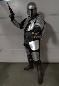 Mandalorain armatura beskar costruita a mano cosplay ha bisogno di TLC leggi descrizione  - Foto 1 di 16