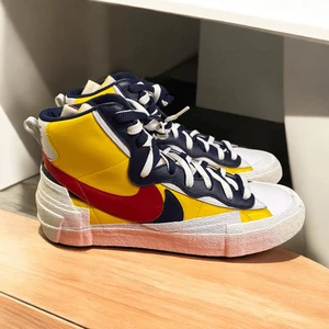 Men's Sacai x Nike Blazer High Varsity Maize Red Midnight Navy BV0072-700 New 13 - Picture 1 of 9