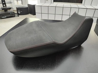 SELA DE ASSENTO DUCATI PERFORMANCE ORIGINAL DO FABRICANTE PARA DIAVEL 1200 59521131C - Imagem 1 de 4