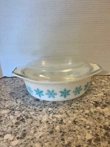 PYREX Turquoise Snowflake Casserole Dish 1 1/2 Quart #043 with lid 943 C 13 read - Picture 1 of 11