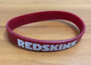 NUEVA PULSERA DE GOMA WASHINGTON REDSKINS ORO BORGOÑA COMANDANTES PULSERA BANDA - Imagen 1 de 2