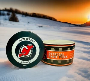 Puck gioco ufficiale New Jersey Devils Inglasco - anello arancione posteriore nuovo con scatola! - Foto 1 di 7