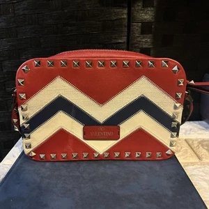Borsa a tracolla piccola Valentino Garavani Designer in pelle marrone con borchie - Foto 1 di 24