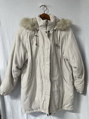 Chaqueta/parka para mujer St John’s Bay de piel sintética con capucha recortada crema Lg sensación de gamuza Foto 1 de 4