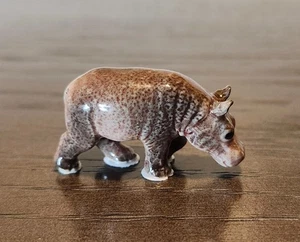 Estatuilla miniatura de porcelana Little Critterz hipopótamo marrón "río" decoración del hogar - Imagen 1 de 7