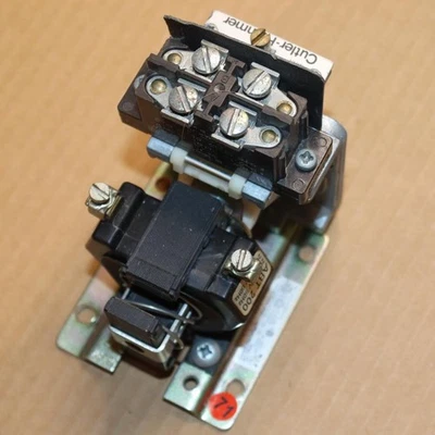 Temporizador neumático Cutler-Hammer D80N Ser. Bobina A1 480V posiblemente sin usar OG#71 Foto 1 de 4