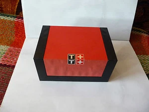 Caja de reloj Tissot hecha en Suiza VACÍA con cadena parcial usada descolorida usada - Imagen 1 de 6