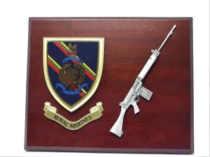 Royal Marines (RM) "The Commando's" Mess Shield & SLR L1A1 Combat Plaque - Bild 1 von 2