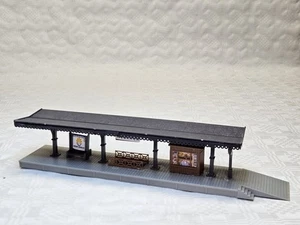 POLA 555 H0 BANCHINA CON TETTOIA già costruita COLLEZIONISMO VINTAGE MODELLISMO FERROVIARIO  - Foto 1 di 7