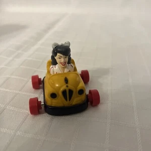 Juguetes de ruedas gratuitos 1996 de colección Ruby's Diner Car Hop para niños - auto amarillo rubí - Imagen 1 de 6