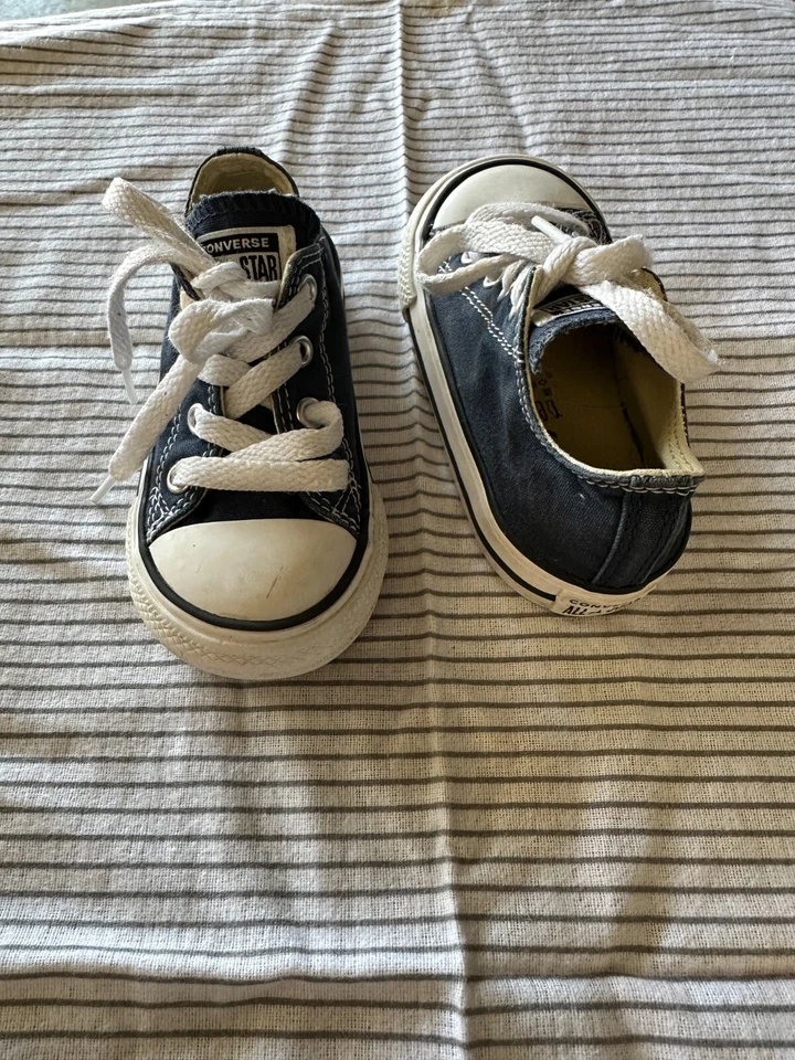 Zapatos de lona rojos Converse All Star de caña baja para niñas o niños pequeños Foto 1 de 1