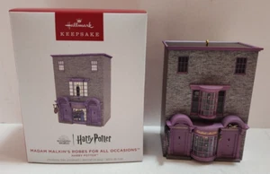 Hallmark Keepsake Adorno de Navidad Madam Malkin's Robes para todas las ocasiones 2024 - Imagen 1 de 13