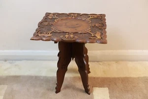Un tavolo occasionale in legno duro scolpito orientale quadrato anni '30 - Foto 1 di 7