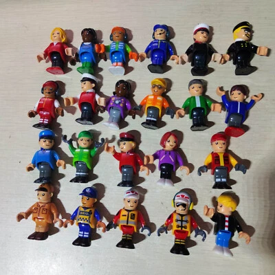 Lote de 8 minifiguras aleatorias de hombre y mujer BRIO People - sin repetición Foto 1 de 3