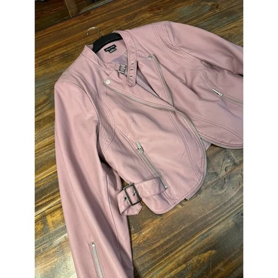 Chaqueta de moto City Chic imitación cuero recortada detalle hebilla malva para mujer L/20 Foto 1 de 4