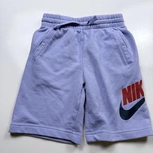 Nike Jungen Shorts Größe 6 (5-6 Jahre) lila Fleece Logo Sweat Shorts Kordelzug - Bild 1 von 6
