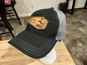 Gorra Smokin Tails Distillery Upstate NY "Undertaker's Moonshine" con logotipo nueva sin etiquetas - Imagen 1 de 2