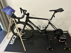Tablethalter mit Handy und Handtuchhalter für Rollentrainer inkl. Holzbeine - Bild 1 von 8