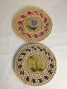 2 remaches vintage tejidos de paja de 7" con centros de flores de arpillera cosidos en cruz boho - Imagen 1 de 5