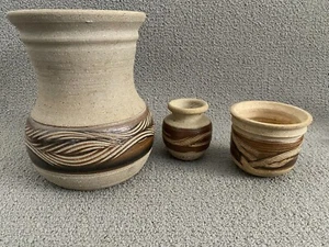 Vintage beige braun dekorative Steinzeug Handarbeit Keramik Vasen signiert 3er Set - Bild 1 von 15