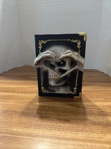 Halloween Totenkopf Zauber Buch Harz leuchtende Augen Dekoration 7,25"  - Bild 1 von 10