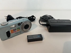 Sony Cyber-shot - Digital Camera DSC-P2 2.0MP Blue + Charger - Tested & Working - Bild 1 von 10