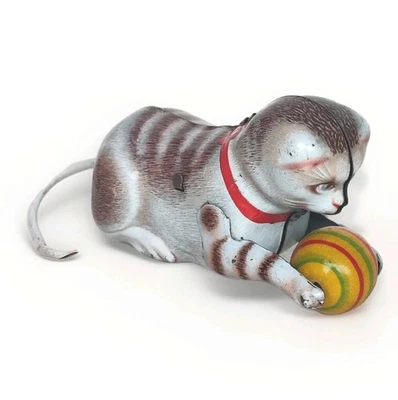 ANCIEN JOUET MÉCANIQUE JOUSTRA CHAT JOUANT À LA BALLE TÔLE ANNÉES 50/60 - Photo 1/4