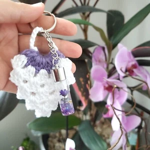 Llavero de ganchillo fresa con mini botella de vidrio flor seca - Imagen 1 de 6
