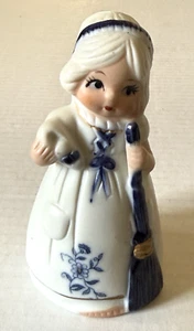 Vintage 1978 Jasco Merri Bells bisque porcelana niña con escoba campana 4,5" de alto - Imagen 1 de 7
