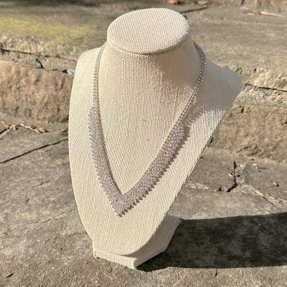 Vestido formal de graduación con collar de diamantes de imitación en forma de V Claire's tono plateado Foto 1 de 4