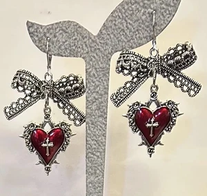 GOTHIC VERWUNDETE LIEBE BLUT ROT STACHEL DORN KREUZ HERZ ZINNFARBEN SCHLEIFE OHRRINGE - Bild 1 von 7