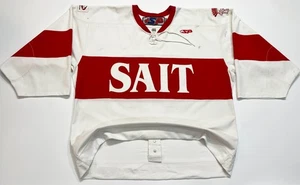Maglia SP Authentic Sait Trojans #33 College Hockey taglia 56G bianca Canada cucita - Foto 1 di 14