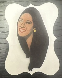 Broche Pinback Hecho a Mano Selena Quintanilla - Tejano Shrinky Dink Pin - Imagen 1 de 1