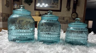 Juego de botes de vidrio en relieve Cassie The Pioneer Woman (verde azulado) - Juego de 3 Foto 1 de 4