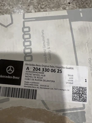 Genuine Mercedes-Benz Front Wheel Hub 204-330-06-25 - Image 1 of 4