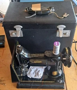 Singer 221K Featherweight Sewing Machine 1952 - Serial.No. EH372688. - Picture 1 of 14