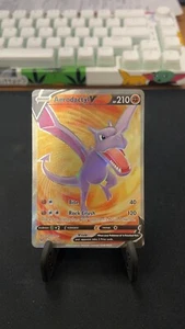 Pokémon TCG Aerodactyl V Schwert & Schild - Verlorene Herkunft 179/196 Holo Ultra selten - Bild 1 von 3