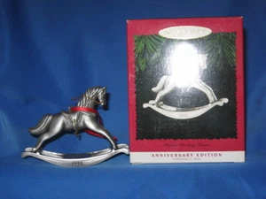 PUNZE ZINN SCHAUKELPFERD JUBILÄUM 1995 ANDENKEN ORNAMENT WEIHNACHTEN NEU IM KARTON! - Bild 1 von 1