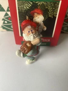 Santa Here’s The Pitch Weihnachtsbaum Punze Andenken Ornament Neu im Karton - Bild 1 von 12
