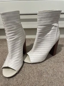 Stivaletto bianco punta aperta tacco a blocco stile tessuto/motivo rattan misura 4 - Foto 1 di 13