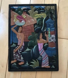 Panel de madera tallada en relieve pintado vintage Bali Village mujeres Indonesia recuerdo - Imagen 1 de 5