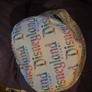 2024 Disney Parks Spirit Jersey Pastell Wende Fischerhut NEU - Bild 1 von 6
