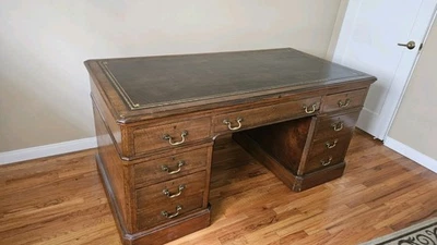 Antiguo ESCRITORIO DE ESCRITURA INGLÉS georgiano de cuero con herramientas de tres partes superior Foto 1 de 2