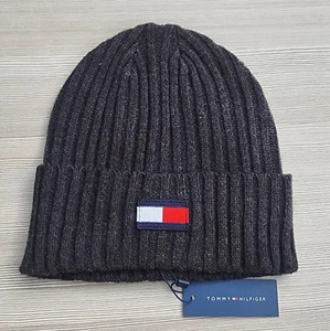 Tommy Hilfiger Ribbed Beanie Hat Charcoal Grey One Size Classic Logo Gray NEW - Picture 1 of 2