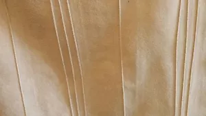 ELFENBEIN CREME ERHABEN GENÄHTE LINIE DESIGN WILDLEDER MIKROFASER POLSTERSTOFF - Bild 1 von 2